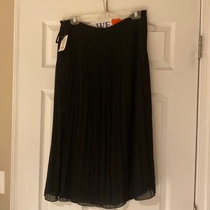 Jones New York pleated mod length black skirt. New with tags.